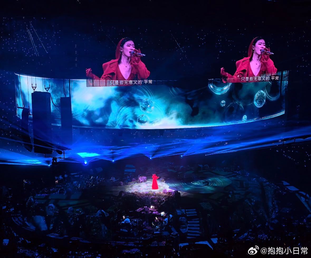 单依纯四面台舞美效果没想到演唱会舞美能做到这么用心，标志性蛋岛舞台自带梦幻氛围，