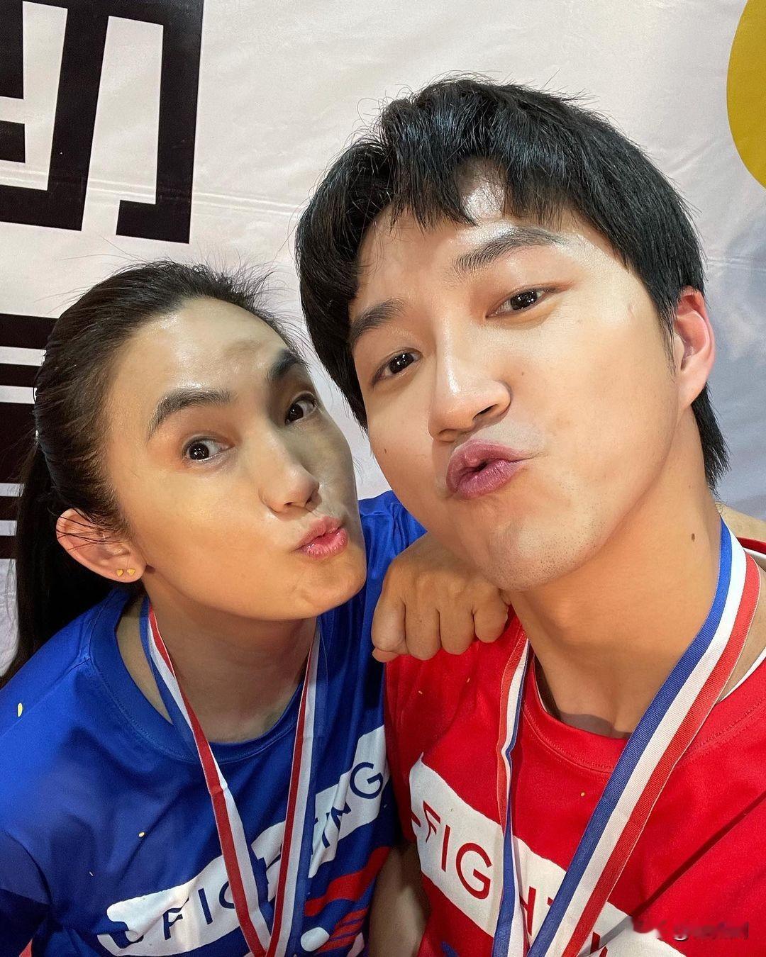 江宏杰嘟嘟嘴，他姐姐也嘟嘟嘴，人帅没办法，这么大只的他竟然挺显可爱的。他姐姐眼睛