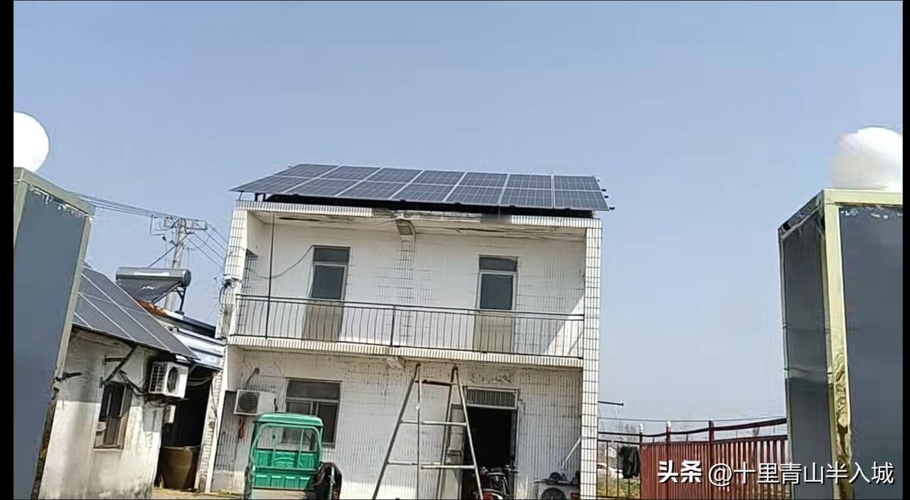 图中两间二层小楼，建于19 89年春天，至今已有38个年头。这幢小楼是大哥结婚后