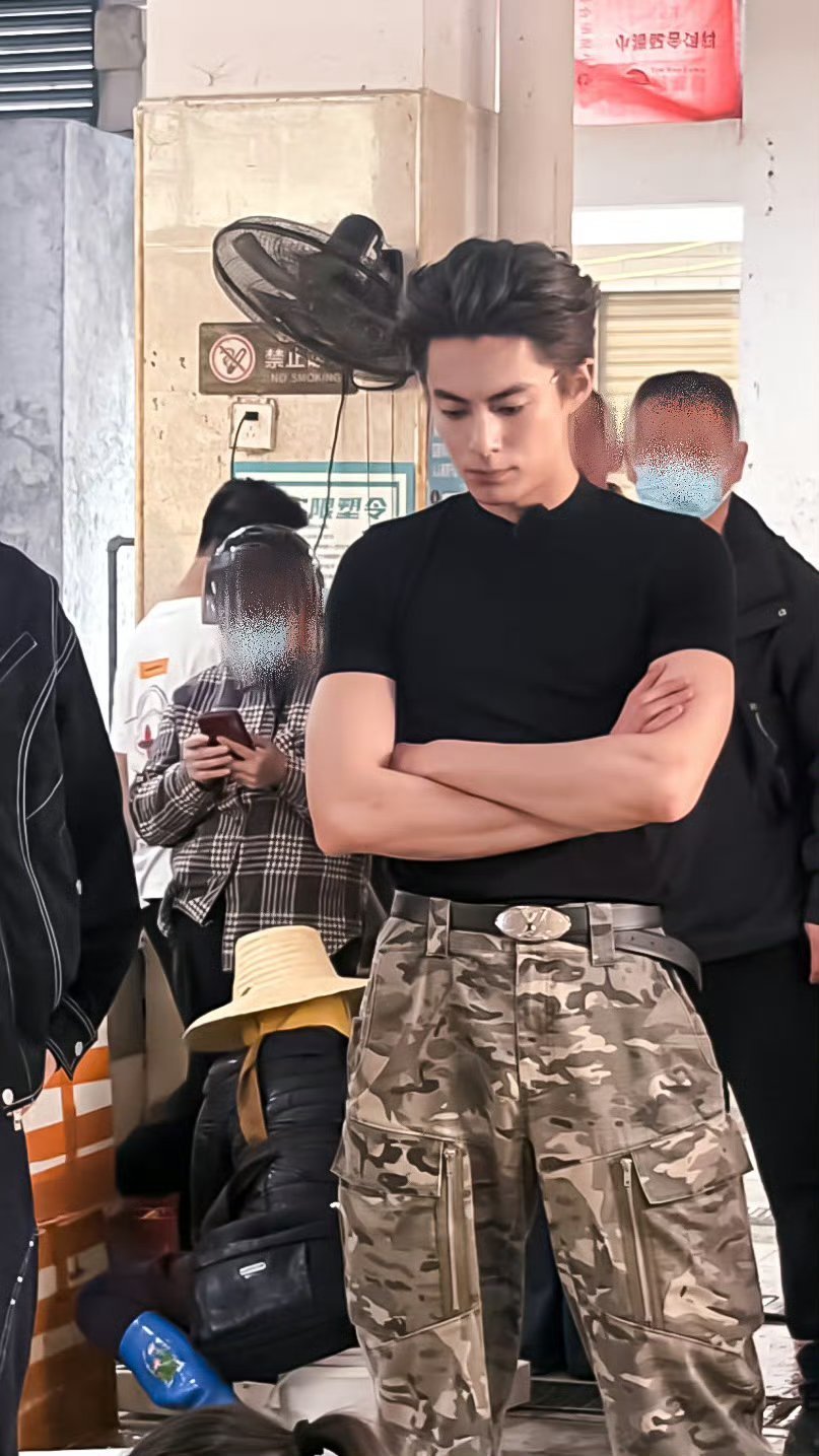 不许让这个王鹤棣再出门了亲爱的客栈2026亲爱的客栈 王鹤棣这波背头黑色紧身衣，