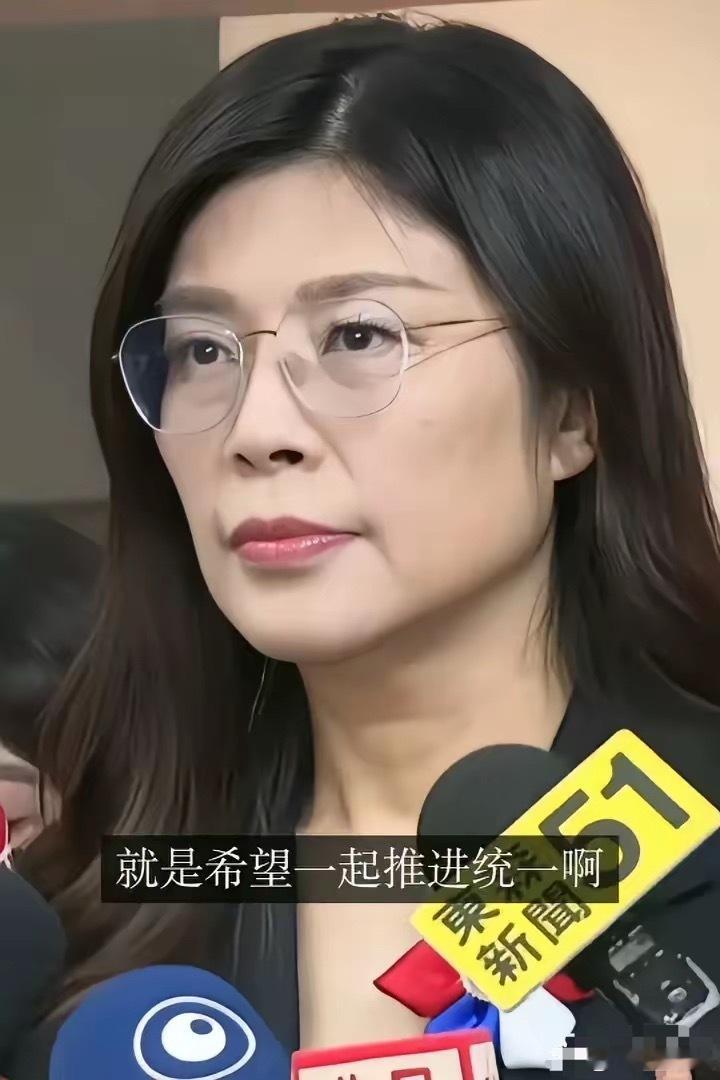 郑丽文正面回应记者提问关于贺电问题！记者问：贺电中说关于希望一起推进统一，并且呼