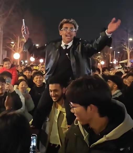 印度游客在华参加新年庆祝，大喊“印度NB”引发混乱，当场被警察带走！

这则消息