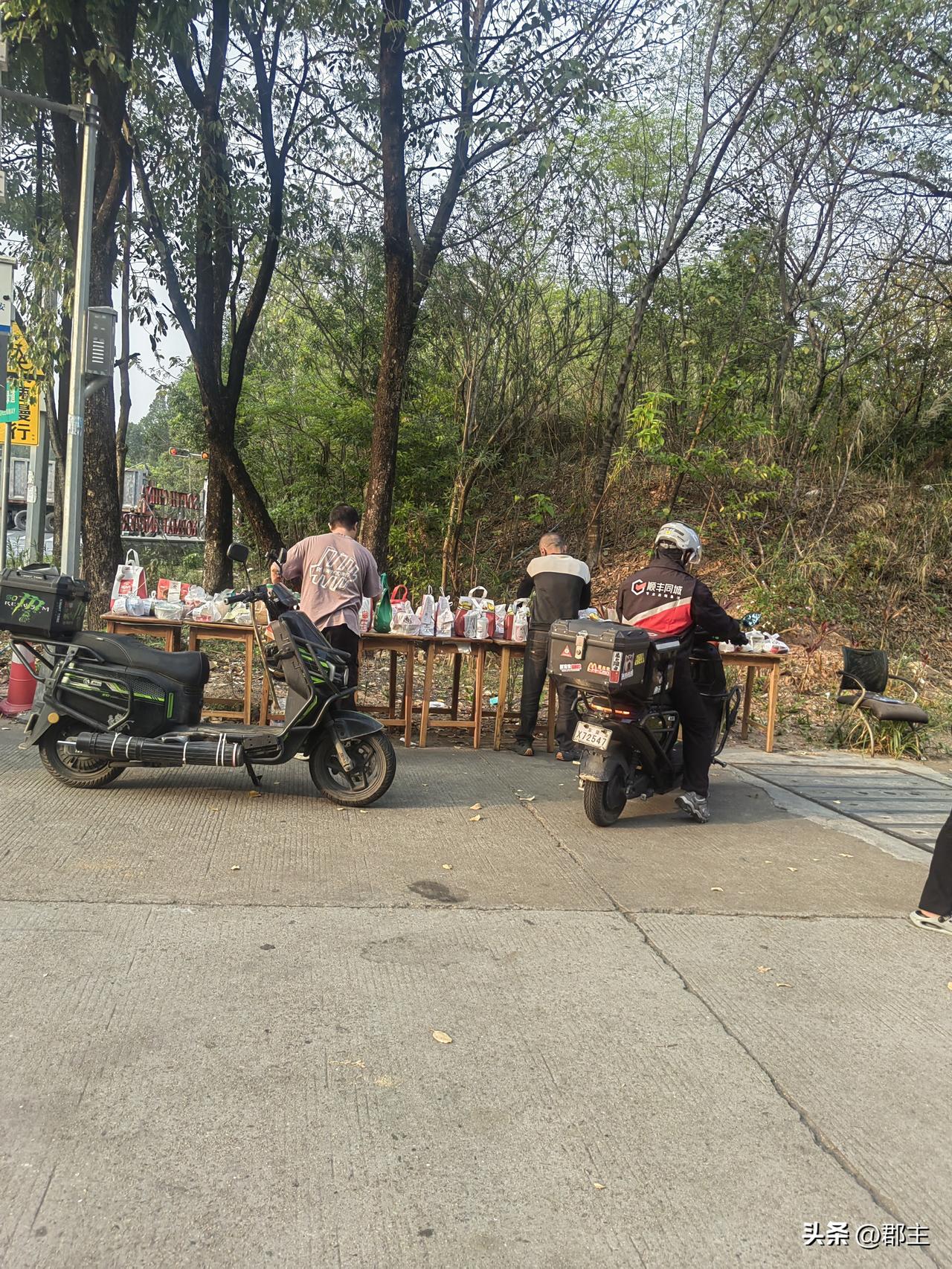 这些学生都不喜欢在学校的食堂吃吗？点那么多的外卖。也是现在的条件好了，都有钱点外