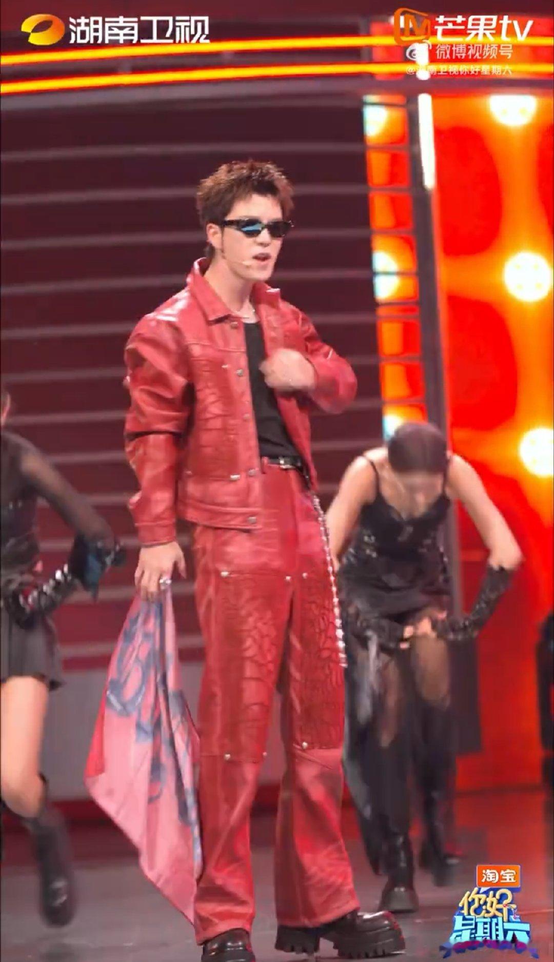 王栎鑫Dangerous舞台张力你好星期六 王栎鑫在穗克斯广场开启《Danger
