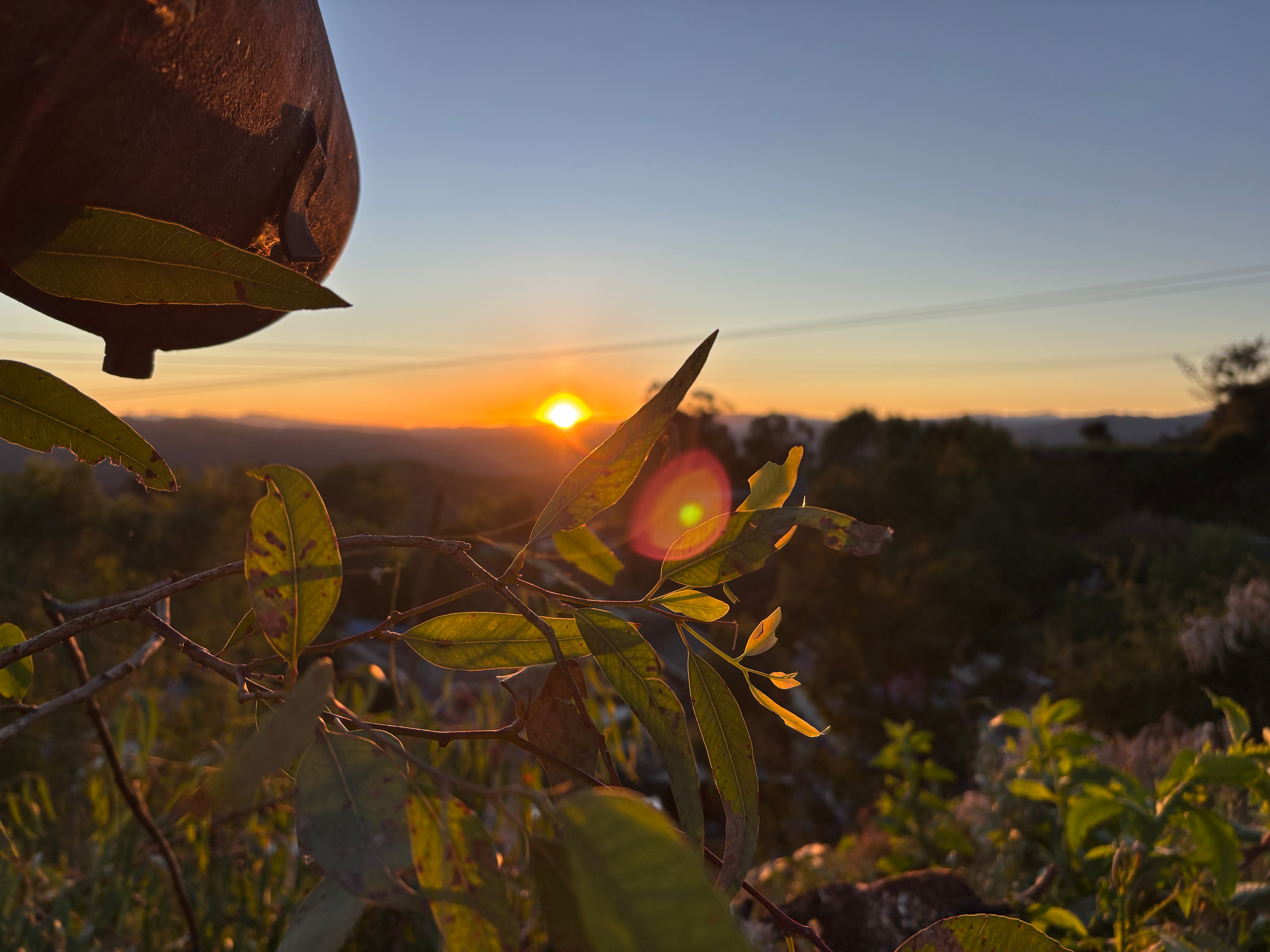 人生的旅途充满了欢笑与泪水喜悦与愤怒交织其中岁月如梭 不问人间冷暖成长的路踉踉跄