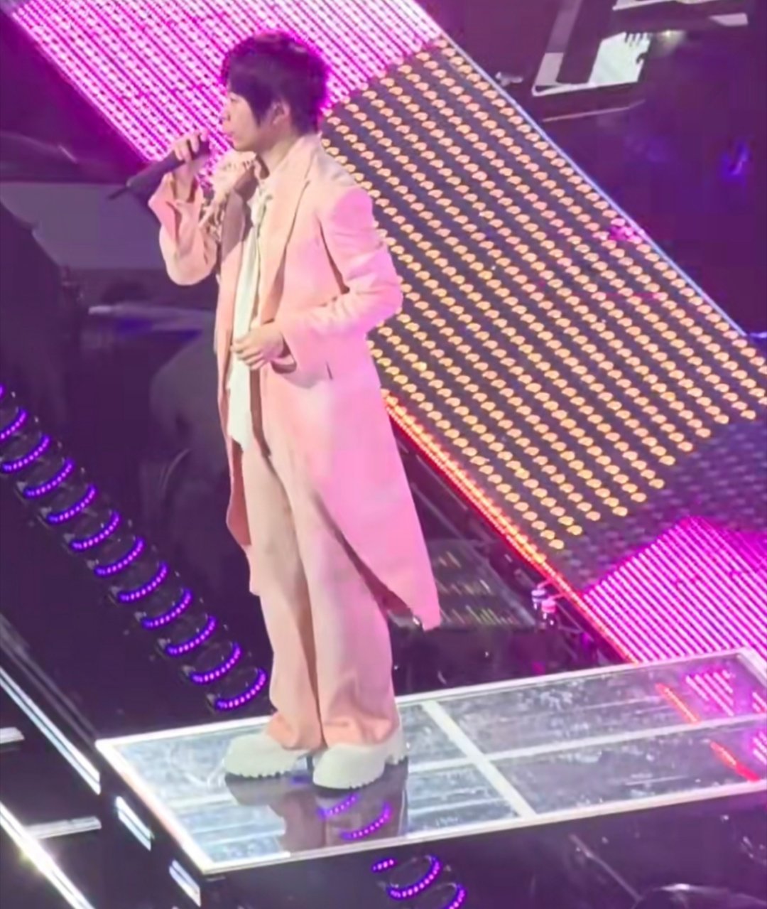 阿信 跌倒了还被大家知道50岁永远热血 永远热情 永远年轻但是舞台这种落差大的地