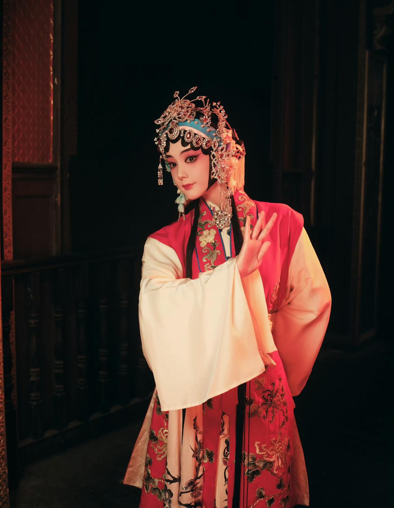 《我不是大师》开播，李一桐趁此在个人账号晒出了一组穿戏服的美照，一眼看去好惊艳，
