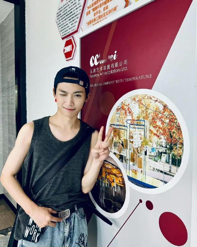 梓渝ins营业更新梓渝无袖反戴棒球帽look 梓渝ins营业更新,无袖反戴棒球帽