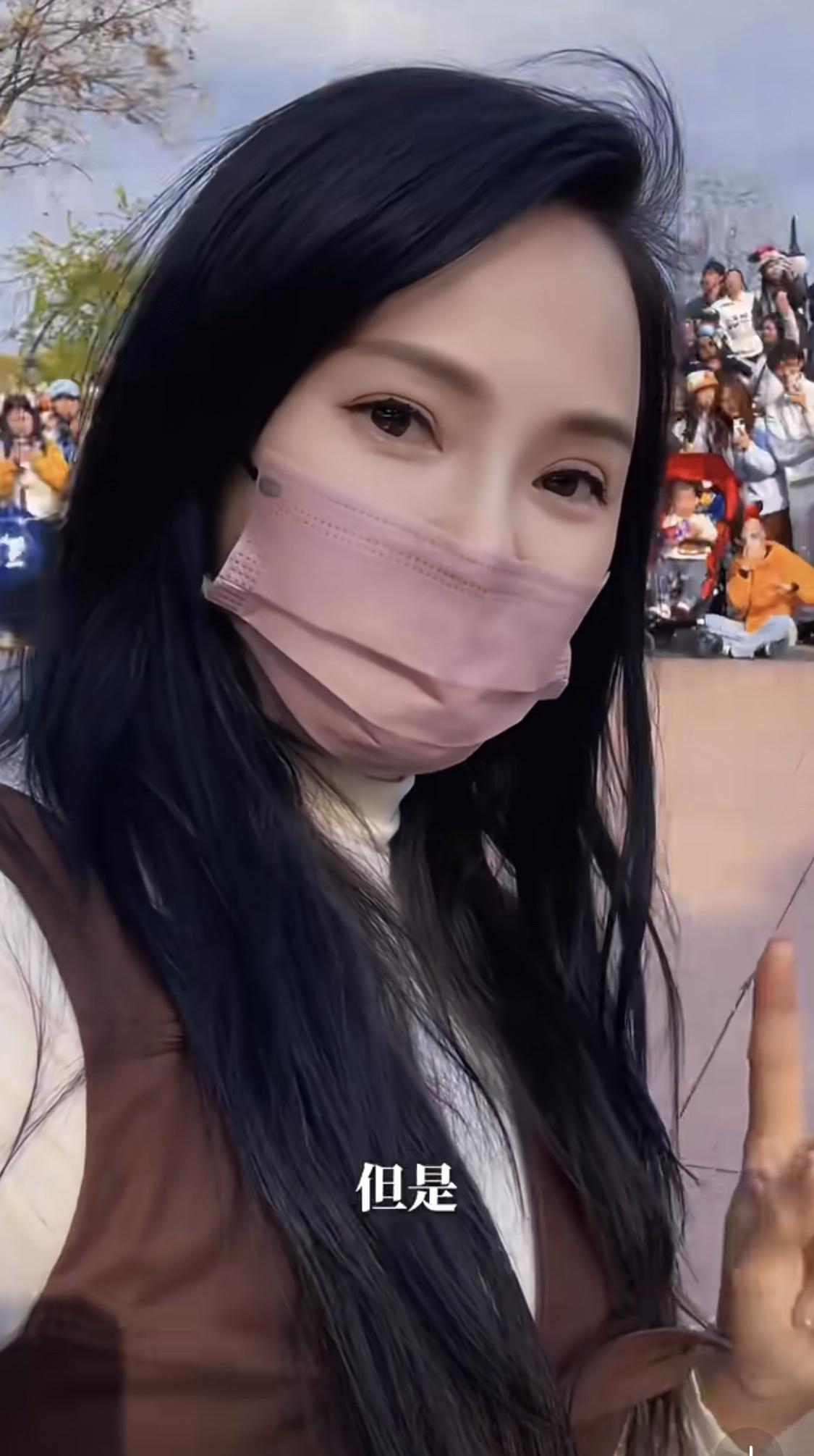 伊能静和秦昊带着米粒，一家三口同游迪斯尼。有人评论伊能静的穿着装嫩。

伊能静高