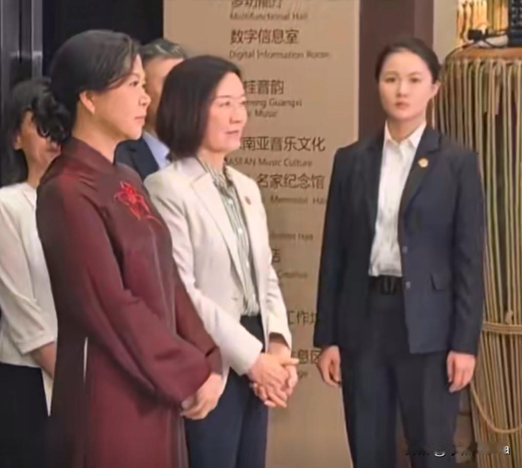 女保镖护行显风采，中越友谊暖人心
 
4月16日晚，越共中央总书记、国家主席苏林