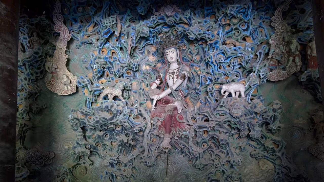 爱己日的独白
今天
是爱己日
阳光透过窗户
洒在我身上
似温柔的轻抚

不必讨好