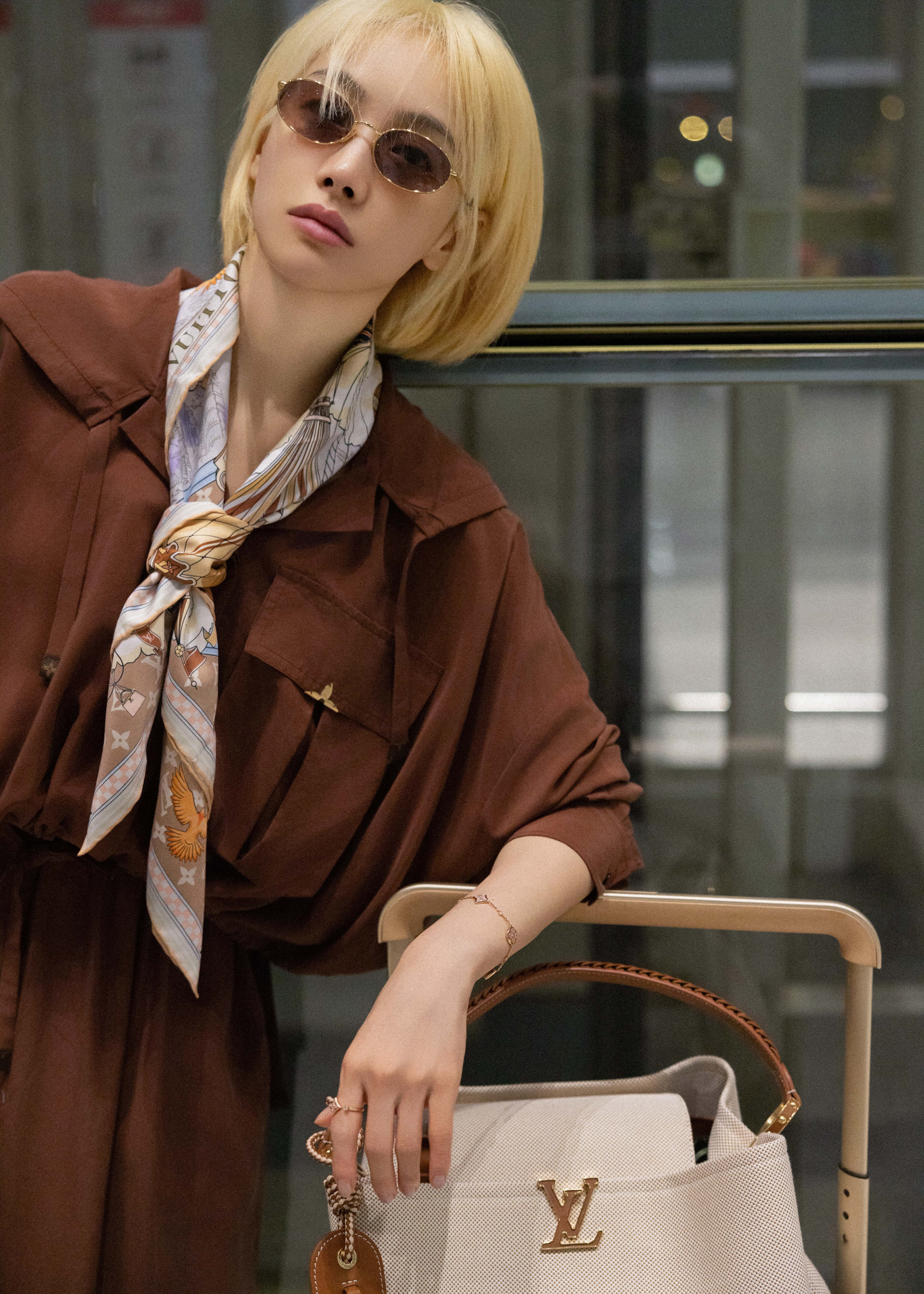 宋茜最新的机场造型图，全身的LV单品以棕色系为主调，整体风格兼具复古优雅与都市摩