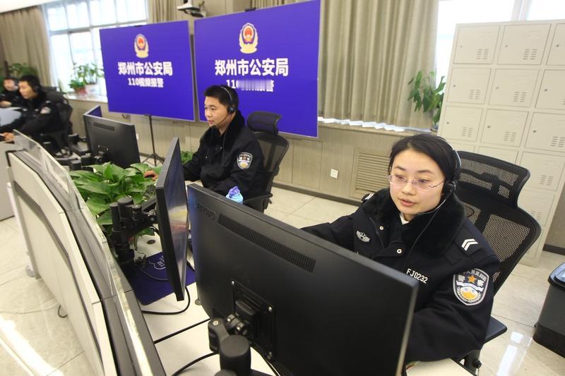 当发现有间谍，那必须报警啊！国家安全高于一切，发现间谍活动及时举报是每个公民的责