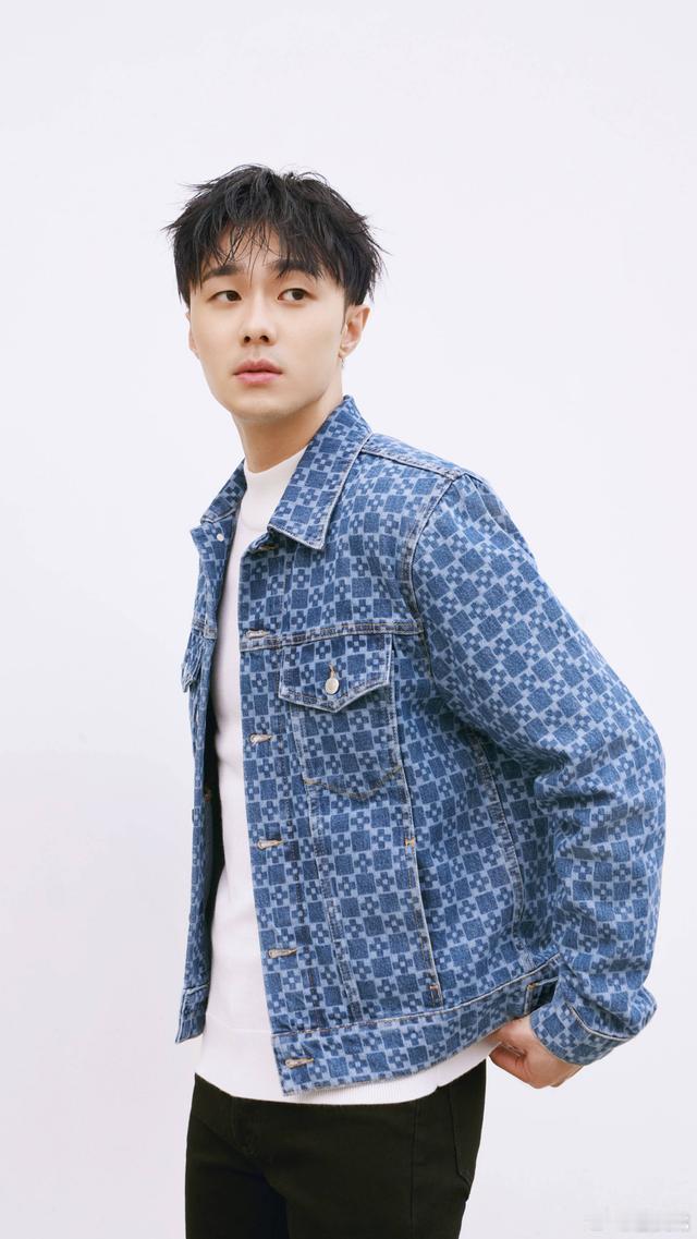 25日，施柏宇遭台媒爆料在上半年拍摄某台剧时因晕倒请假养伤，却被工作人员抓包与新