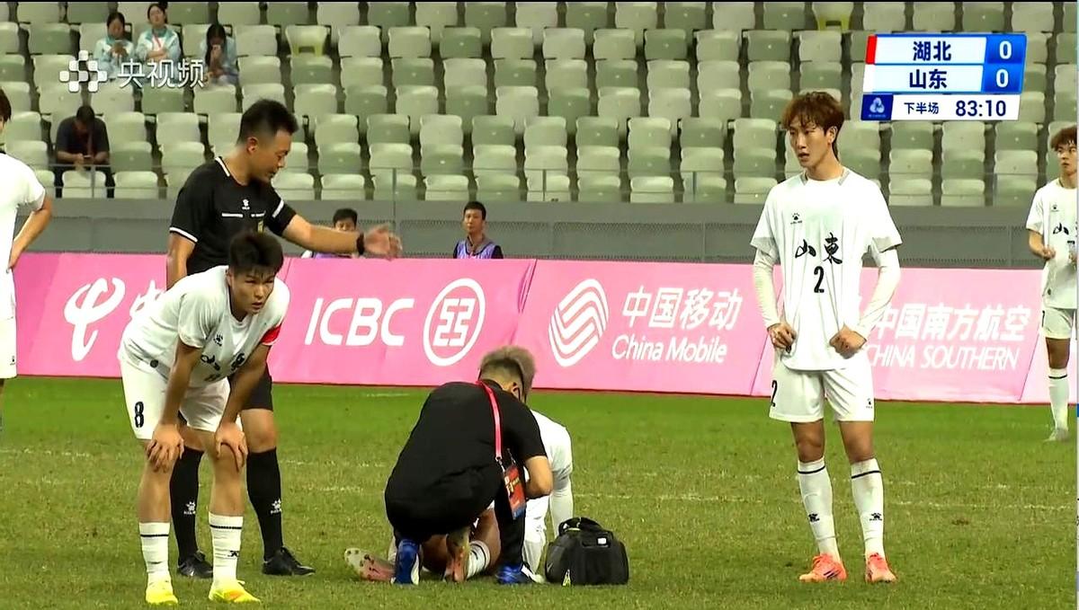 “中乙都混不上，明年踢啥？”

全运会刚被绝杀，山东U20就被自家球迷怼到脸上。