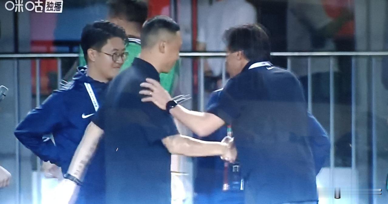 河南vs新鹏城即将开打，拉莫斯和陈涛握手言欢，气氛相当融洽，不过在这背后却是球场