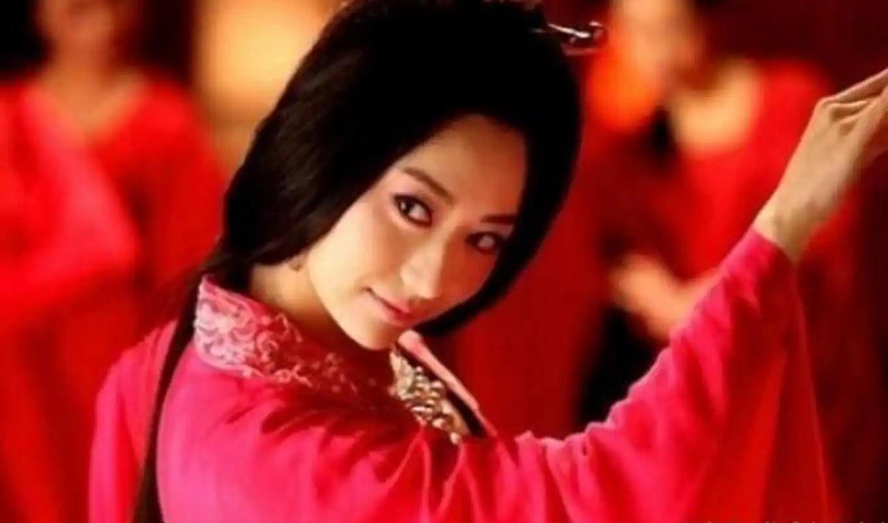 兰陵长公主把剖出来的胎儿肢解了，再用草填进婢女的腹腔，裸尸送到驸马刘辉面前。
