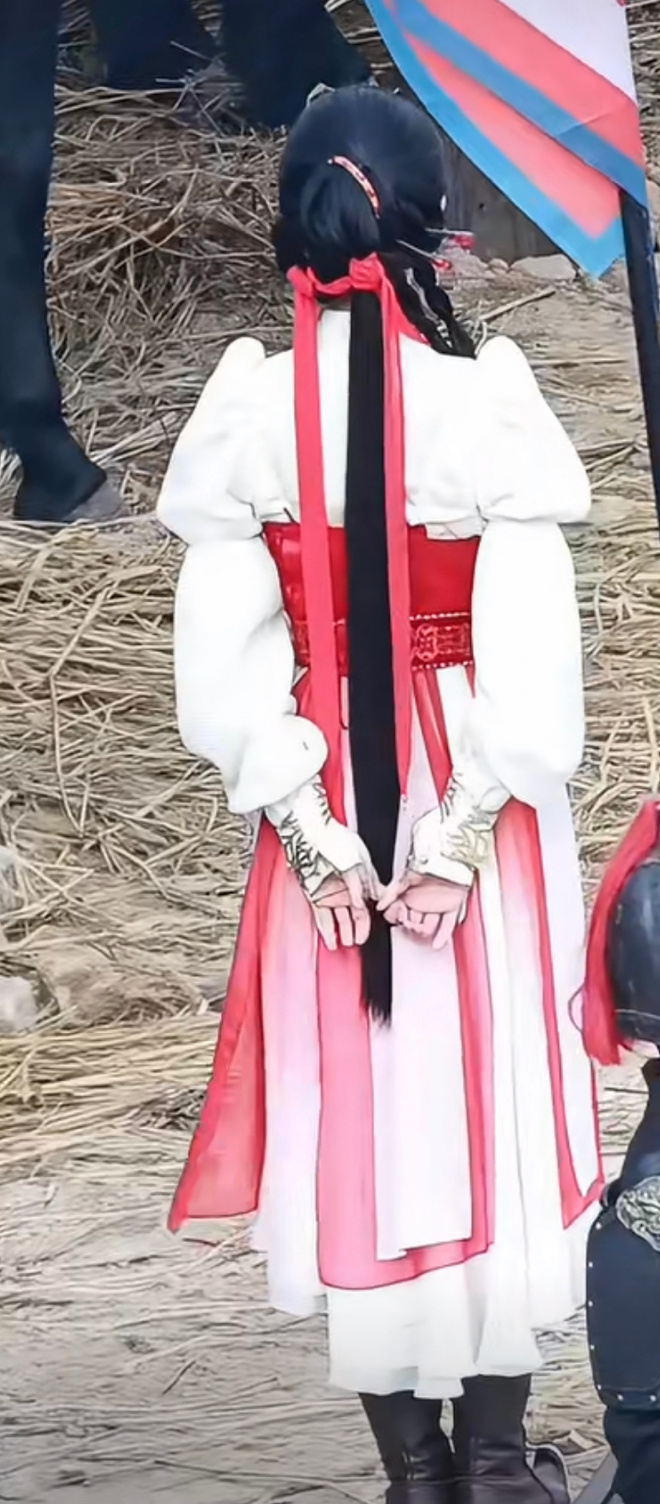 虞书欣《云初令》骑装路透，骑马前先热热身，萌化了！ 