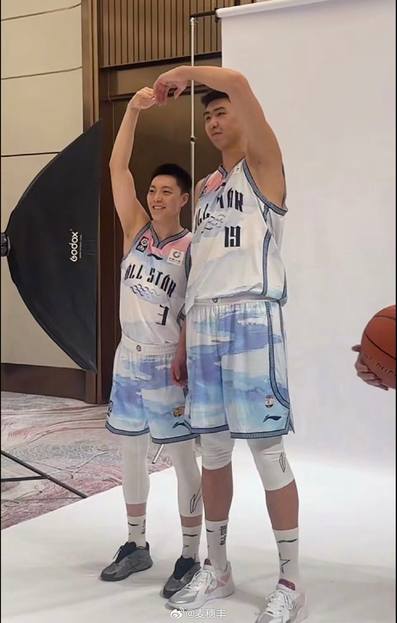 胡明轩是全明星“老鸟”了，要给徐昕传授点经验。cba全明星胡明轩