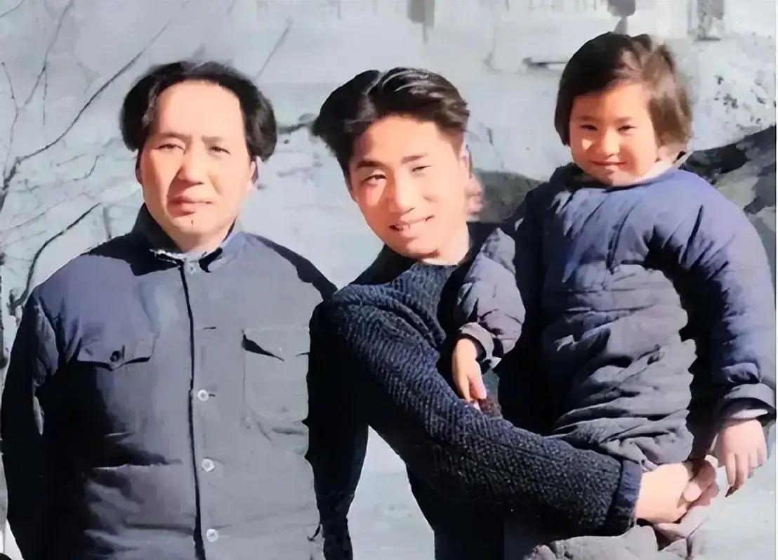 这是24岁的毛岸英和妹妹李讷的真实合影，都看看吧，这可不是演员扮演的。

人民的