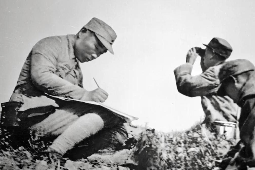 1943年9月，晋察冀民兵英雄李殿冰率四人小组，发现上千日伪军分两路夜袭。他一面