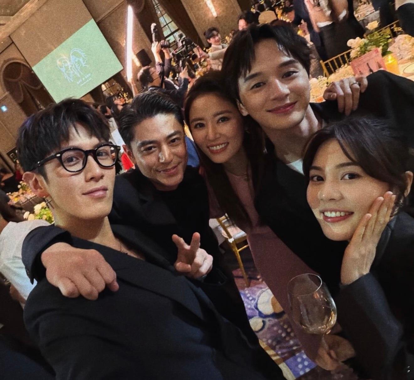 永远在别人合照里找霍建华林心如霍建华和林心如合影真的得在别人的合照里找，就像邱泽