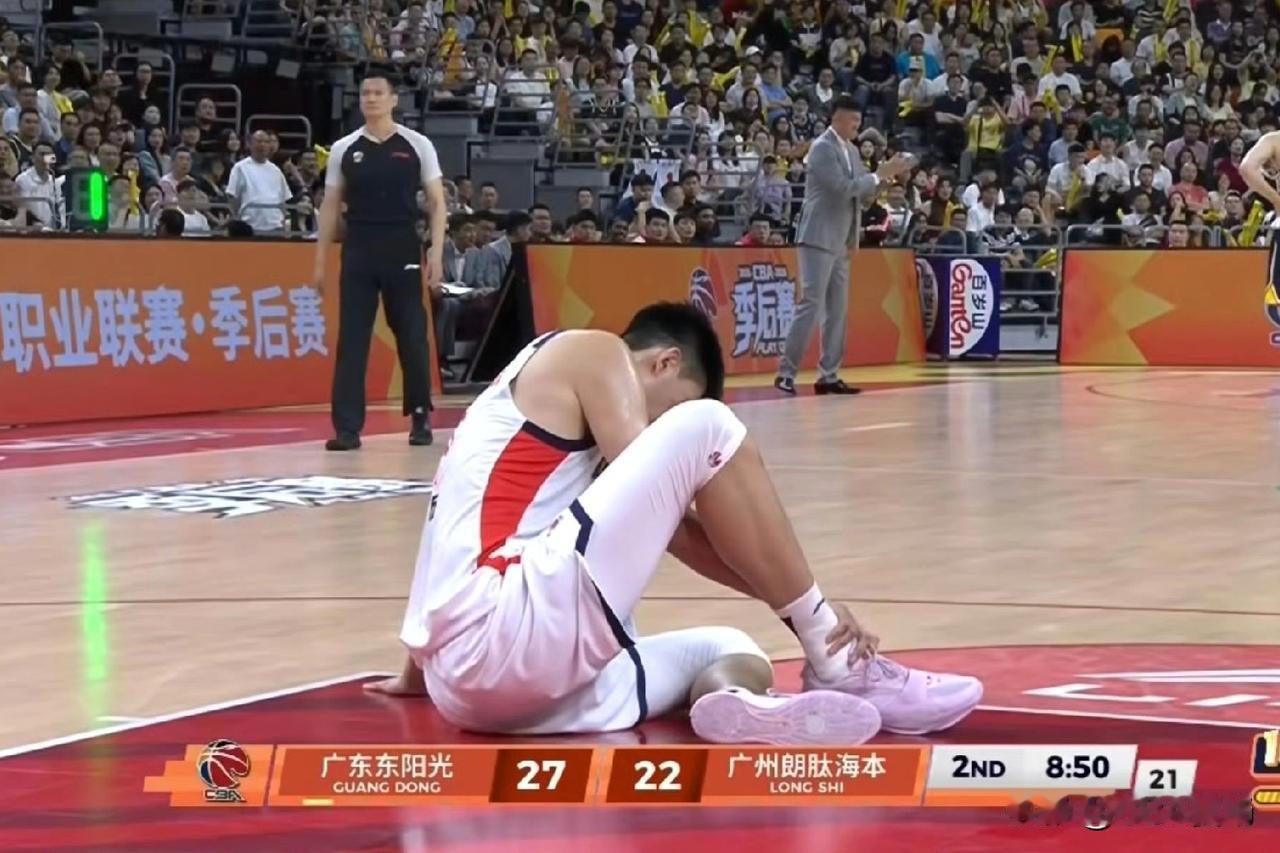 徐昕崴脚，杜锋鼓掌？
广东主场对阵广州的季后赛附加赛，第二节刚开始，徐昕面对拉科