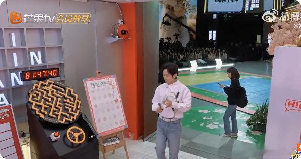 何老师50岁的手速你好星期六何老师50岁手速不减当年，玩迷宫转盘26秒第一，让泽