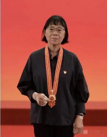 2007年张桂梅上央视被要求换正装，一句“没有”藏满大山教育的初心
 
2007