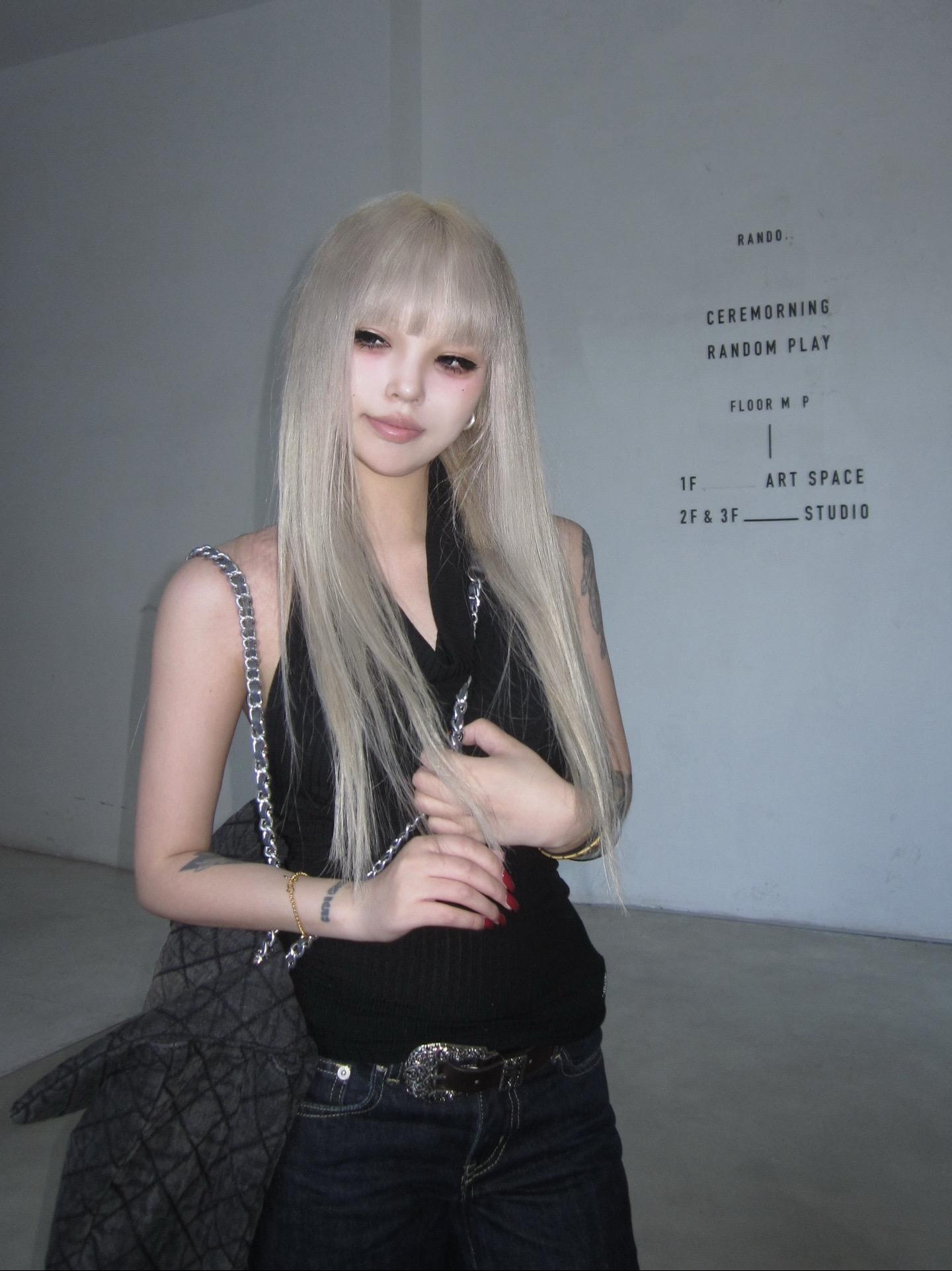 这个世界太快了 我停下来流一滴泪的时间你身边就有了新的人