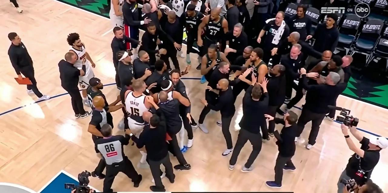 别再吹约基奇是当今联盟第一人了，他确实不配。
人家爱德华兹和迪温琴佐都伤退了，你