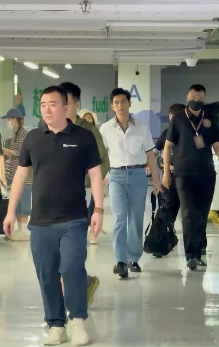 李现不让保镖提包 哈哈哈哈这个李现，保镖要去拿李现的包，李现一把摆开了保镖的手李