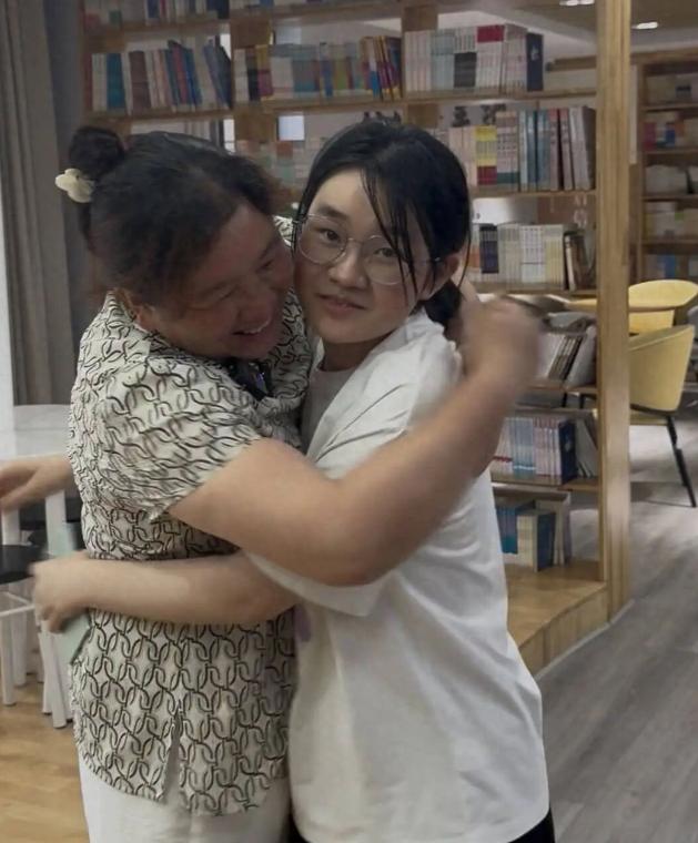 “你努力读书，我努力挣钱！”四川，一单亲妈妈靠在工地扛钢管供女儿上学。高考出分日