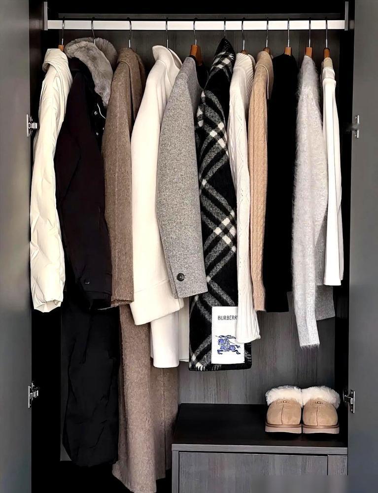 把钱直接扔进碎纸机，都比买一堆穿两次就起球、没型的“一次性”垃圾来得痛快。

所