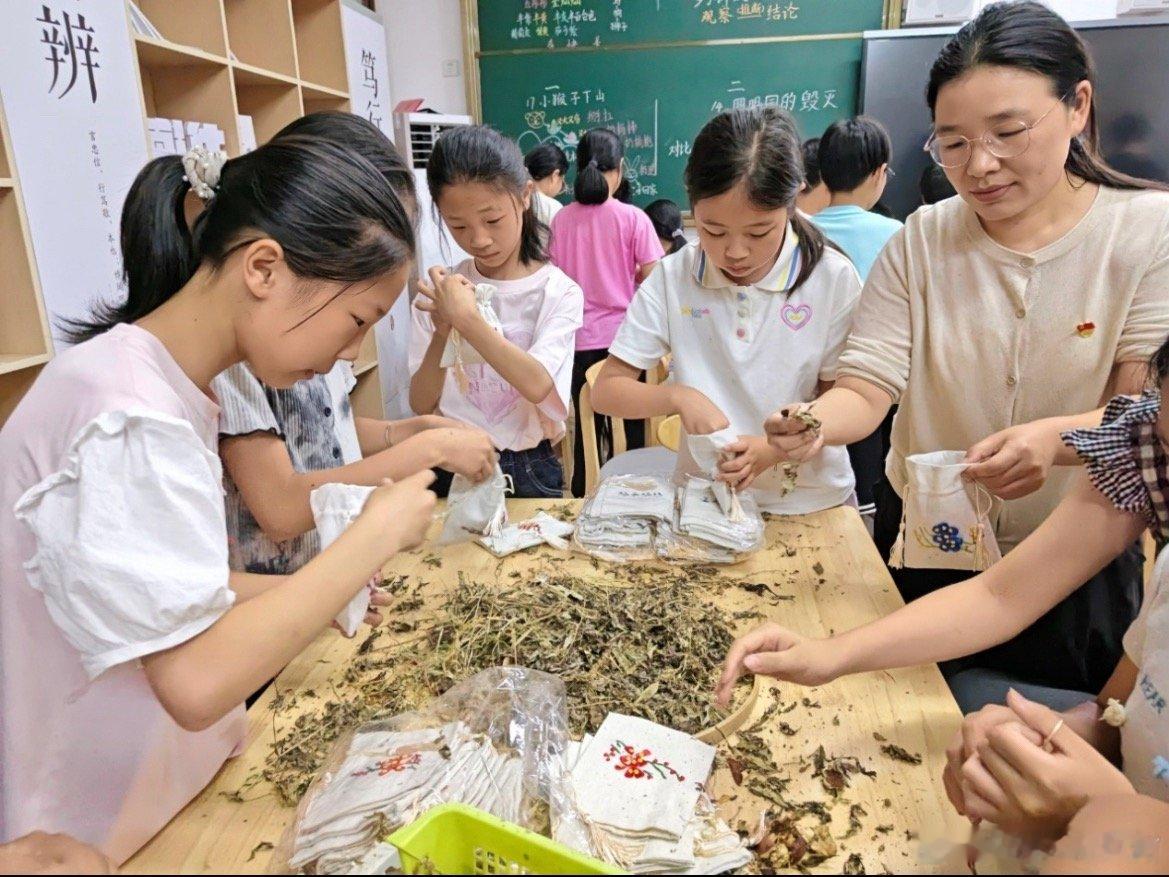 台州仙居师生香囊寄愿祝学子中考加油仲夏逢端午，草木寄温情。埠头镇中心小学师生共制