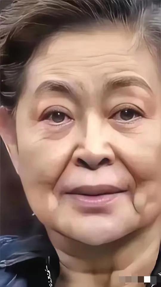 曾经的国民女神倪萍又苍老了许多，额纹明显，皱纹粗粝，皮肤黯淡，脖子与脸上赘肉累累