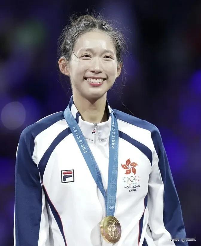 这个香港女孩让大陆很多人改变了对香港的看法！特别是对香港教育的认同！一个是香港的