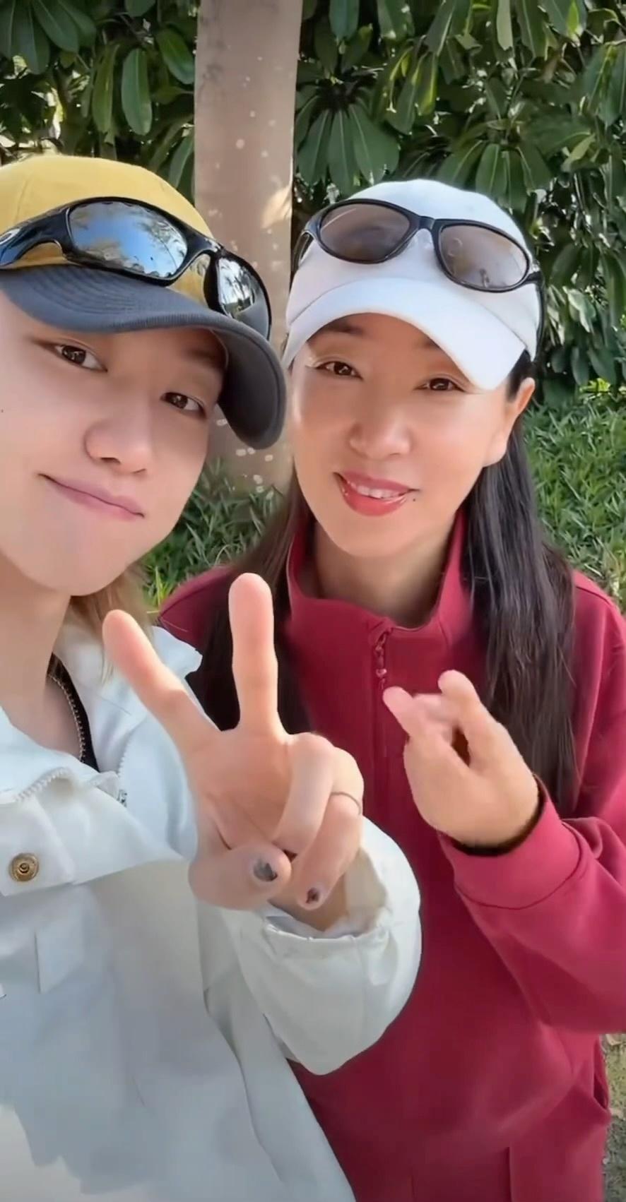 三亚偶遇徐明浩2月19日，有网友在三亚街头偶遇徐明浩，虽然他戴着帽子和口罩，只露