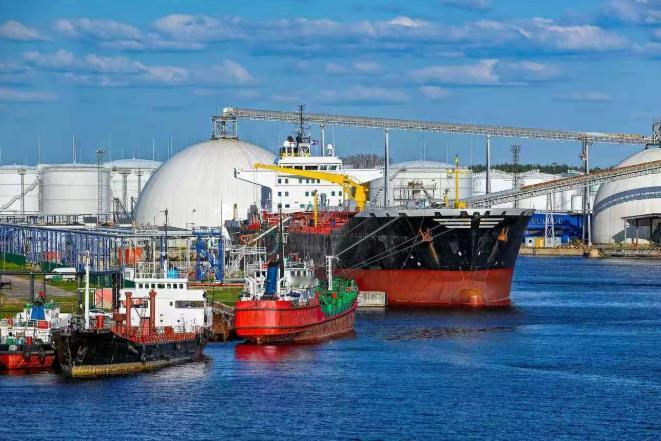 俄罗斯现在最大的痛苦，就是远东问题！
 
这话说的没错，远东那地方明明是块埋满宝