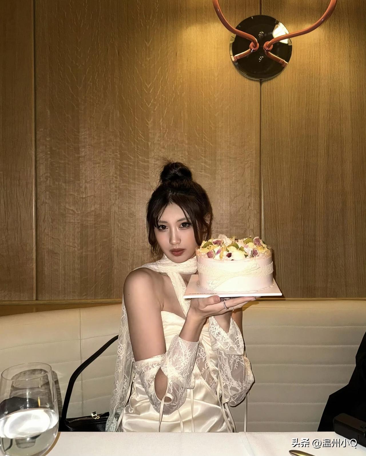 冯小刚的女儿徐朵过20岁生日，真是女大十八变，又加上钱气养人，徐朵变得好漂亮。