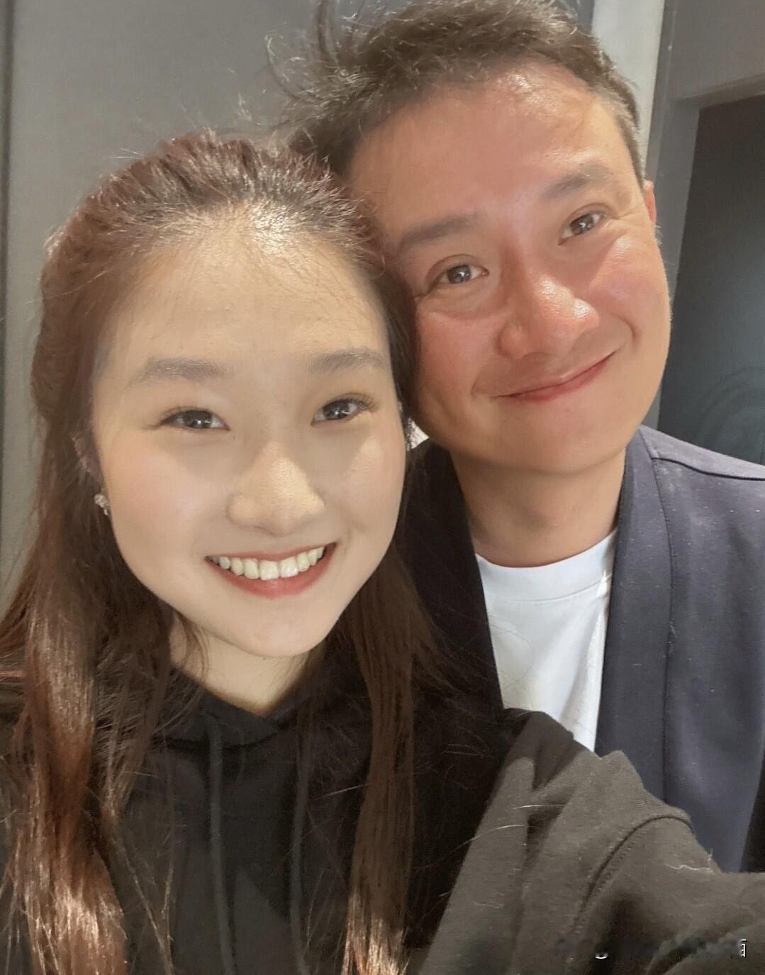 这是演员文章和女儿的一张自拍合影，女儿的颜值感觉很一般，没有遗传到爸爸妈妈的优秀