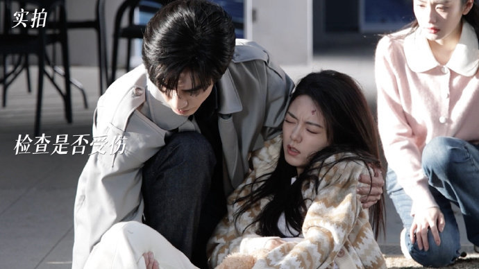 赵今麦高难度坠楼戏花絮 宋威龙戏里戏外为赵今麦保驾护航 赵今麦高难度坠楼戏花絮，