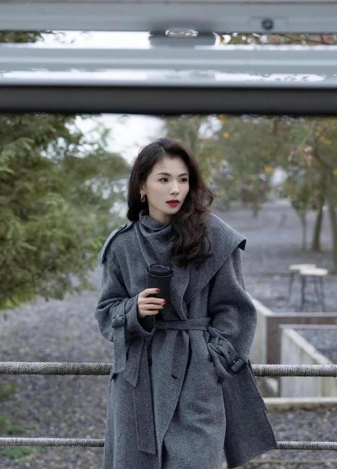 刘涛这“油画卷”+灰大衣，把秋冬氛围感焊在身上了
 
谁能拒绝刘涛这组新造型啊！
