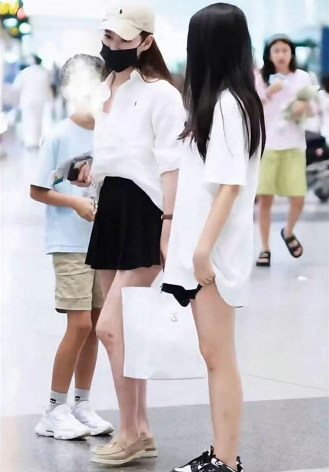 偶遇马筱梅带大S子女机场出行 有网友在机场遇到身为后妈的马筱梅带着大S的一对儿女