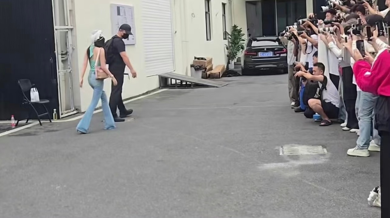 虞书欣虞书欣 我们小石榴线下就是这样井然有序管妹看见狠狠泪目！大家真的都很有素质