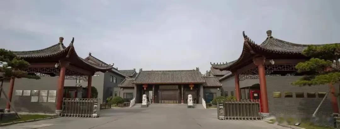 李荣海美术馆：该馆占地面积四万两千平方米，建筑面积一万三千平方米，馆内设八个书画