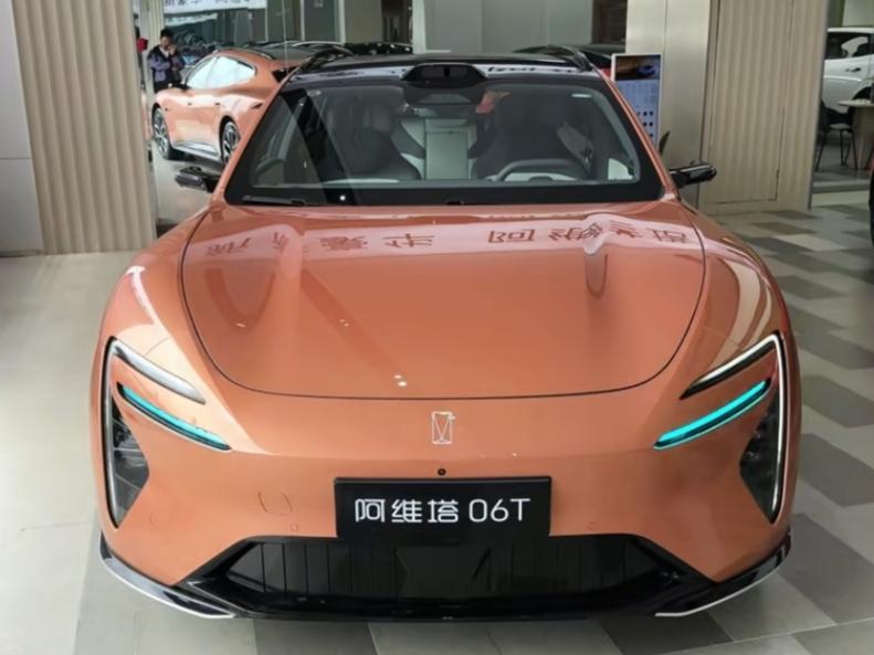 阿维塔06T又是一台猎装电动轿跑造型的车。这台车配备的大轮毂，无边框车门，另外加