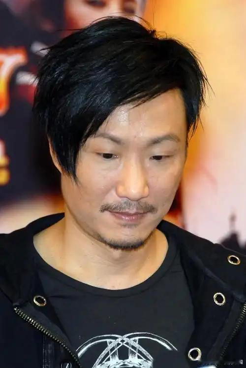这位香港太子爷曾被誉为周星驰和张学友的接班人，他演戏既有周星驰无厘头的风格，也是