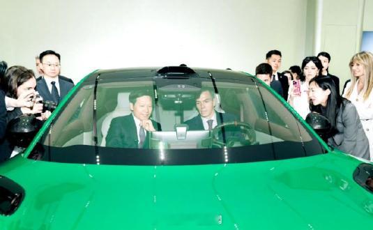 西班牙首相试坐小米汽车 雷军亲自讲解，小米汽车的热度和产品力，之前有朋友去参观了