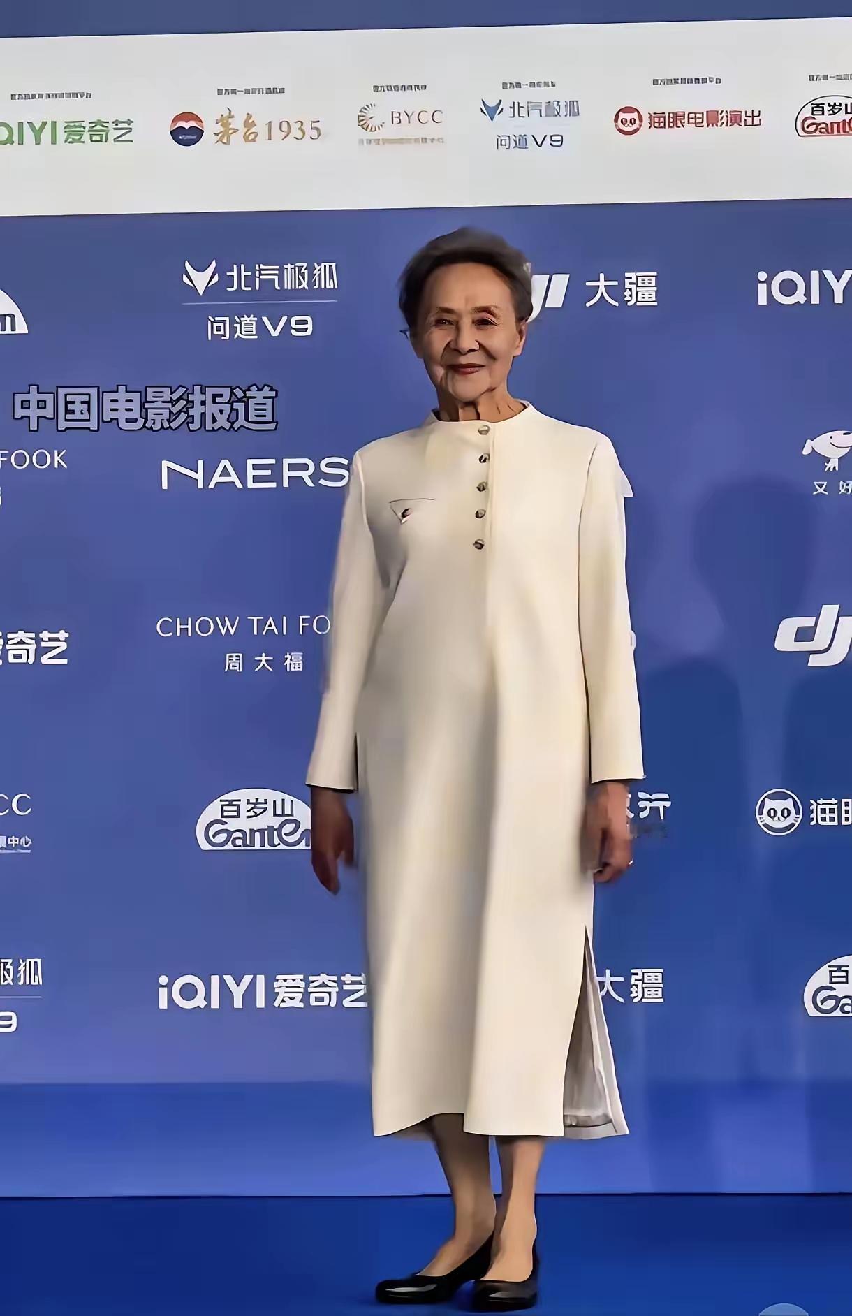 刷到吴彦姝北影节这组图，
有人说她不对劲，
我倒觉得是我们不对劲……87岁，一袭